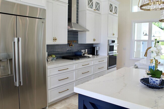 Foto del edificio - Fully Furnished 3 Bedroom, 3.5 Bath Home with Stunning Intracoastal views with dock