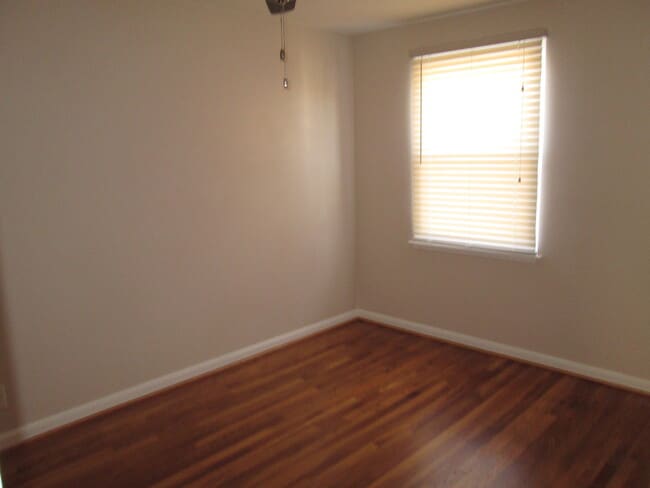 Building Photo - 3BR/2BA Townhome in Dundalk!