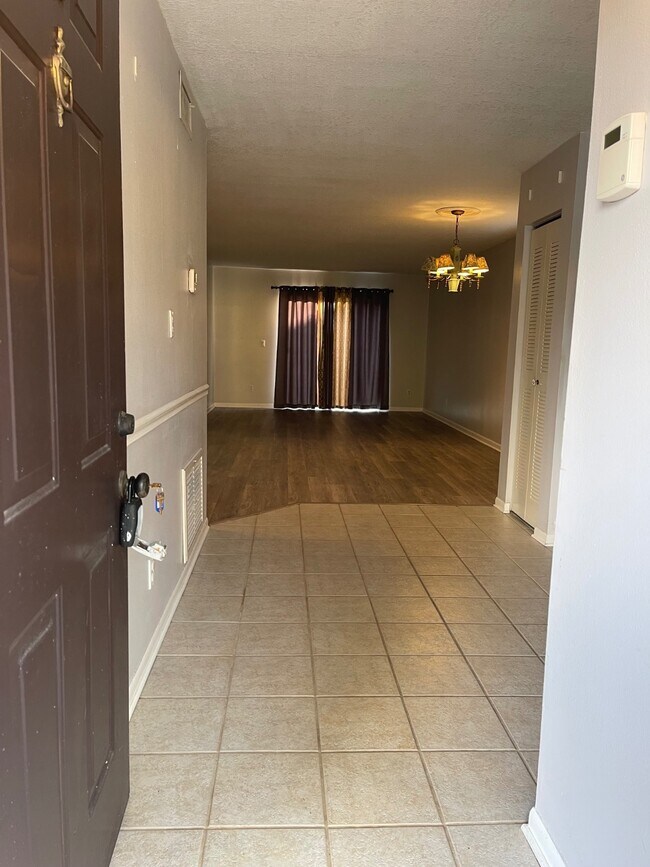 Foto del edificio - 817 Orchid Springs Dr