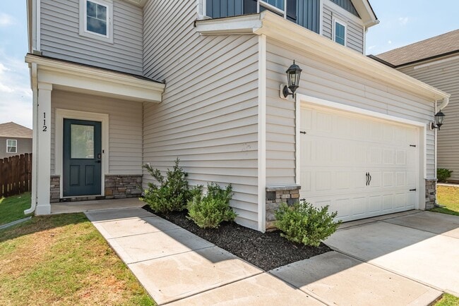 Building Photo - Stunning 4 Bedroom, 3 Bathroom Home - Flow...