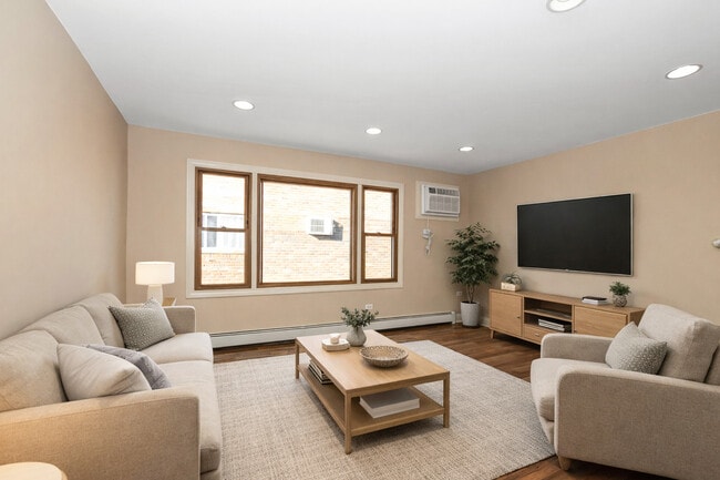 Building Photo - 10625 Parkside Ave