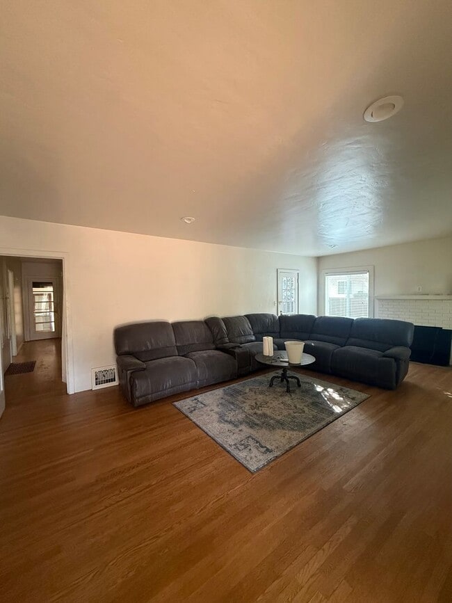 Building Photo - Large Home steps from UCD!-January Rent Free