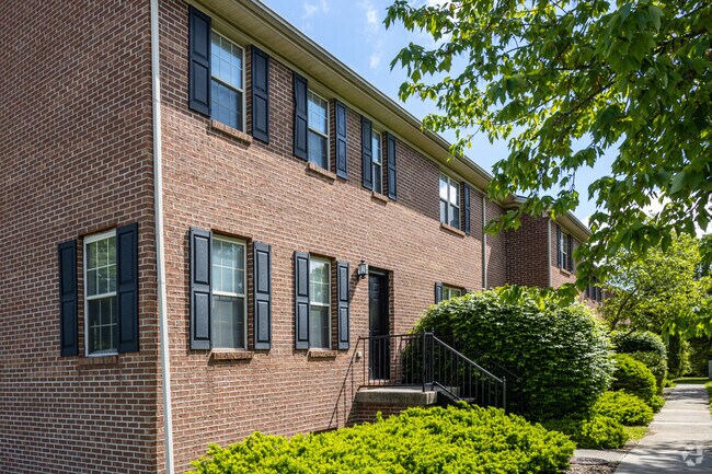 Building Photo - EAGLE CREEK TOWNHOMES