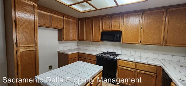 Building Photo - 3 br, 3 bath House - 2837 Toronja Way