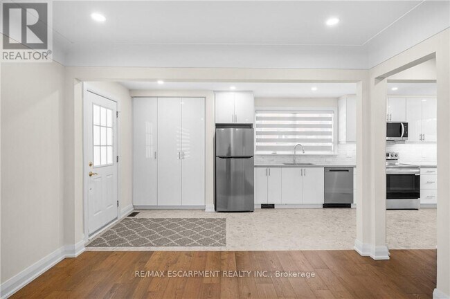 Building Photo - 723 Hager Ave