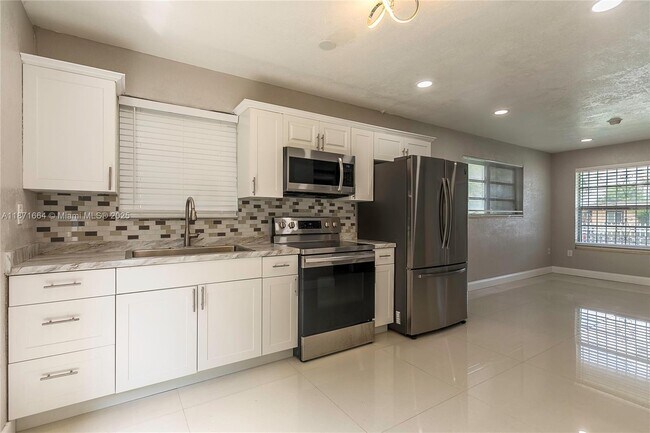Foto del edificio - 270 NW 81st St.
