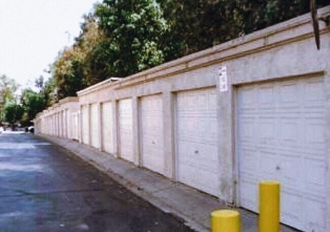 Foto del edificio - 8167 Vineyard Ave