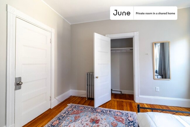 Building Photo - Room in Shared 5 bed/2 bath home