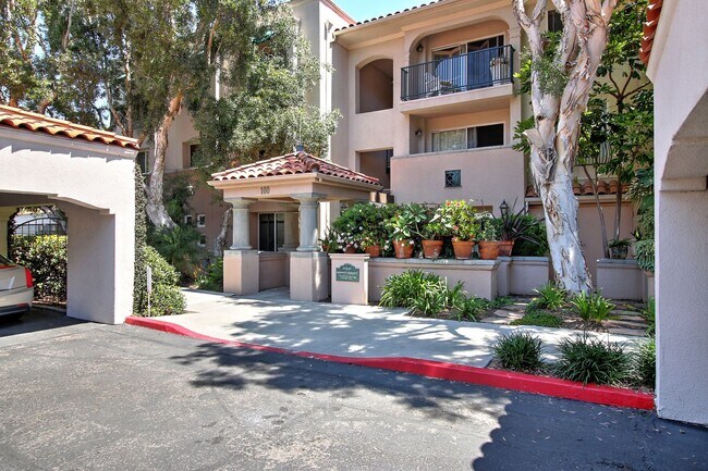 Foto del edificio - Be one of the elated residents of this one...