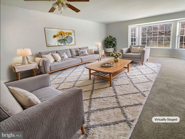 Sala de estar (decorada virtualmente) - 2541 Markham Ln