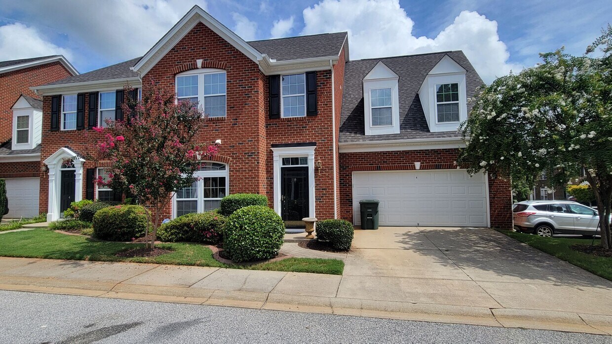 Foto principal - 4 Bed, 3.5 Townhome in Five Forks is Avail...