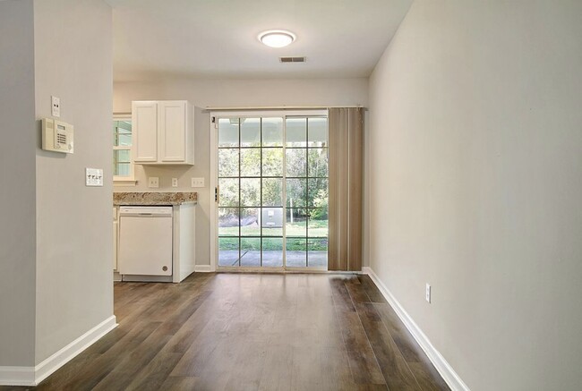 Foto del edificio - 8131 Shadow Oak Dr