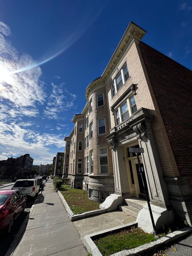 Foto del edificio - Sept 1 2025!  Huge BU South Campus 5 Bed/2...