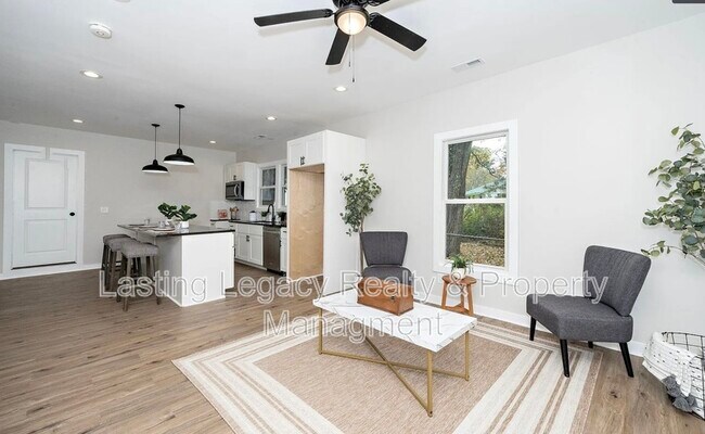 Foto del edificio - 617 Orange Heights Loop Rd