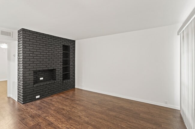 Building Photo - 2121 Fountain View Dr