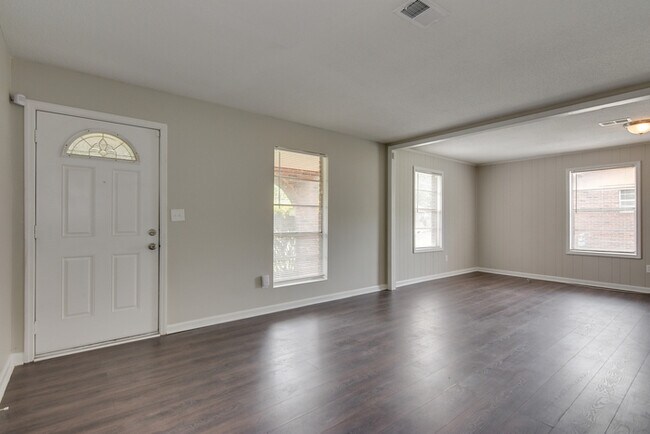 Building Photo - Three Bedroom Augusta Home
