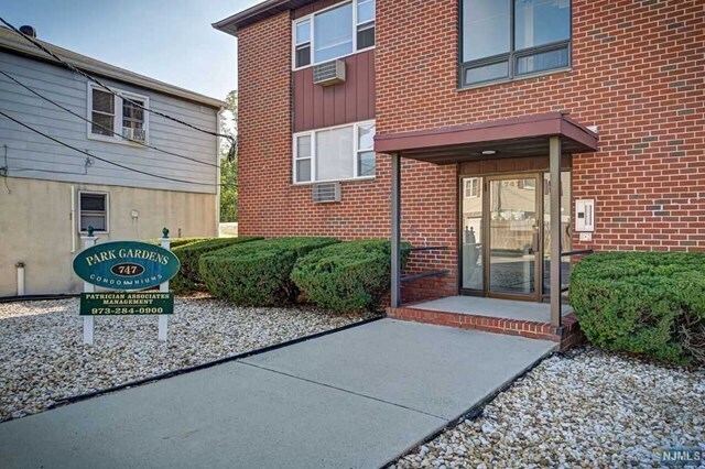 Foto principal - 747 Riverside Ave