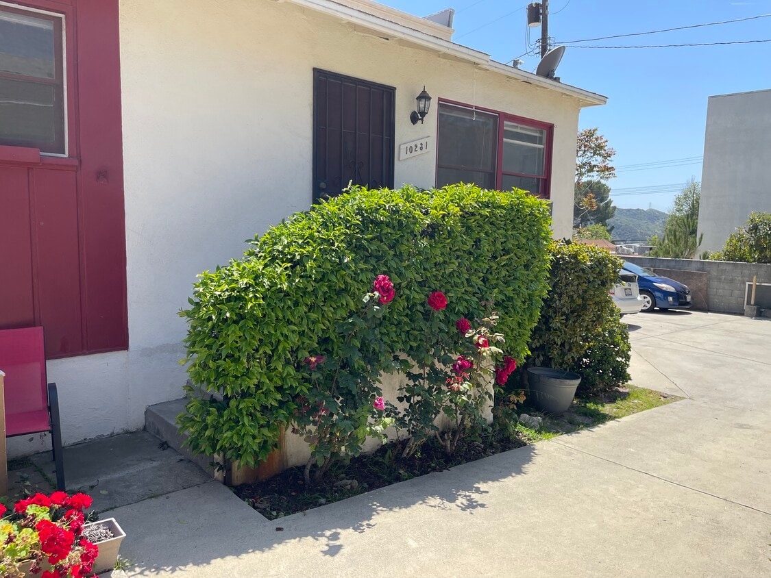 Primary Photo - 10231 Hillhaven Ave