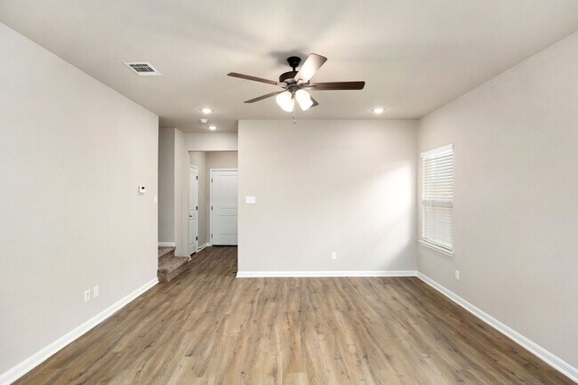 Foto del edificio - ONE MONTH FREE! Modern 3-Bedroom Townhome Near Brooks City Base – $1,395