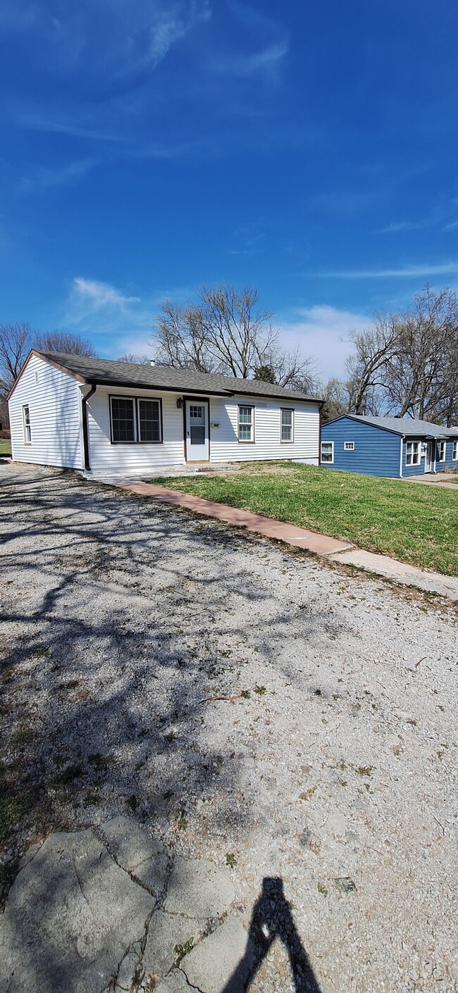 Building Photo - 404 E 3rd Dr S