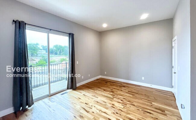 Foto del edificio - 1067 Montague Pl
