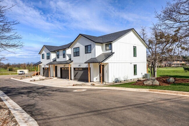 Foto del edificio - Former Model Home on Golf Course