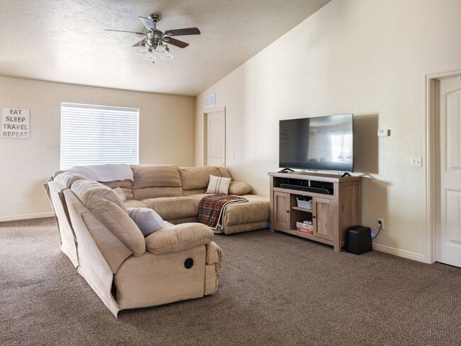 Building Photo - 674 Tanglewood Dr