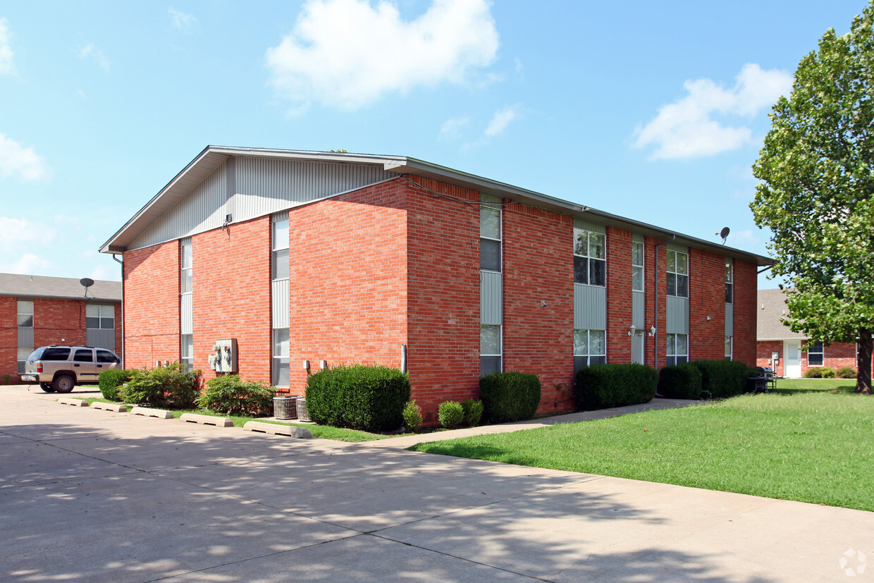 Primary Photo - West Oaks Apartments