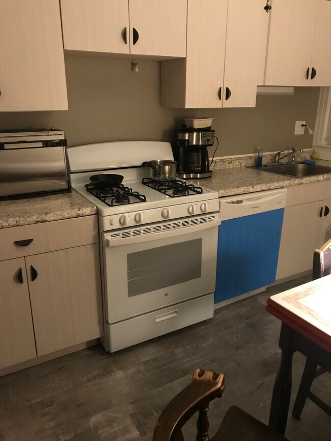 Foto del edificio - 704 Farmington Ave