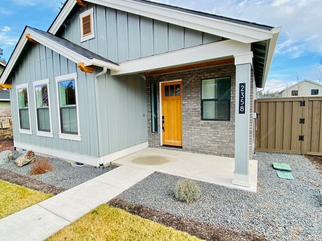 Building Photo - Craftsman Charm Meets Modern Luxury in Summit West