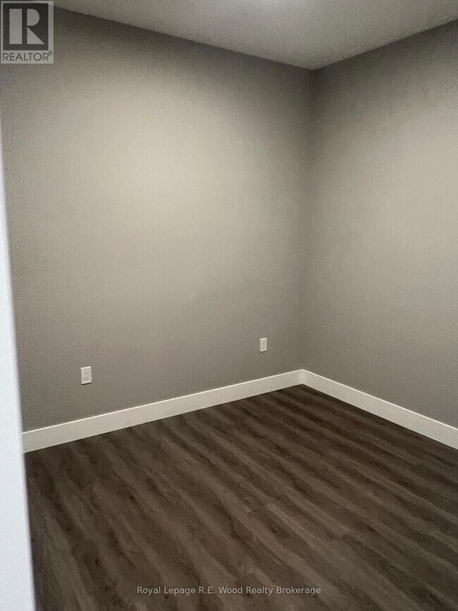 Building Photo - 335 John St S