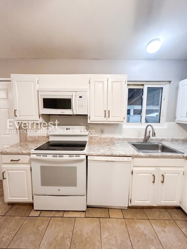 Foto del edificio - 560 Jamaica Pl