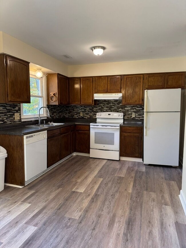 Photo - Three bedroom, 1 1/2 bath townhouse close ...