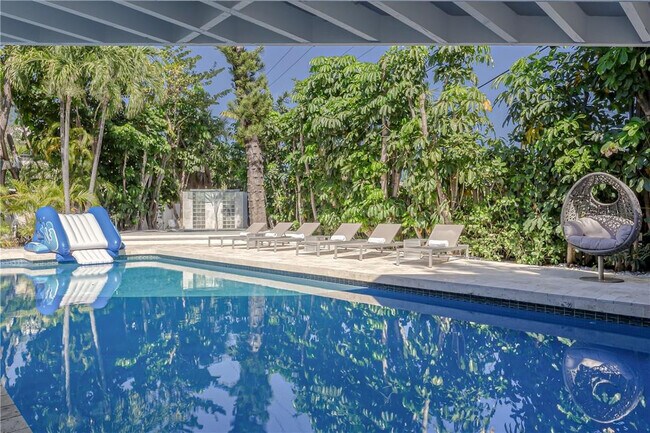 Foto del edificio - 1800 Admirals Way