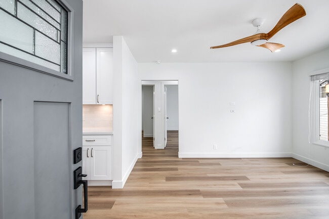 Entry - 118 38th Pl