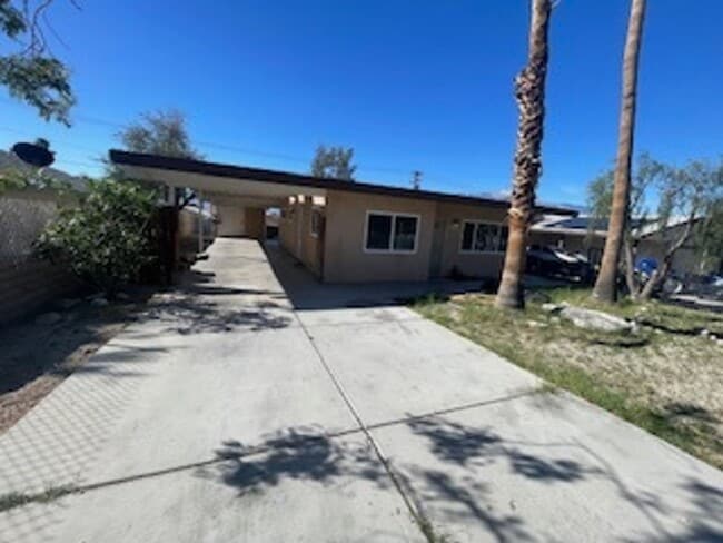Building Photo - Central DHS, 2 BEDROOM, 1 BATH SINGLE FAMI...