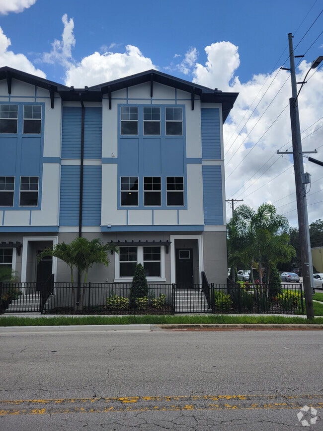 Building Photo - 3126 W Azeele St