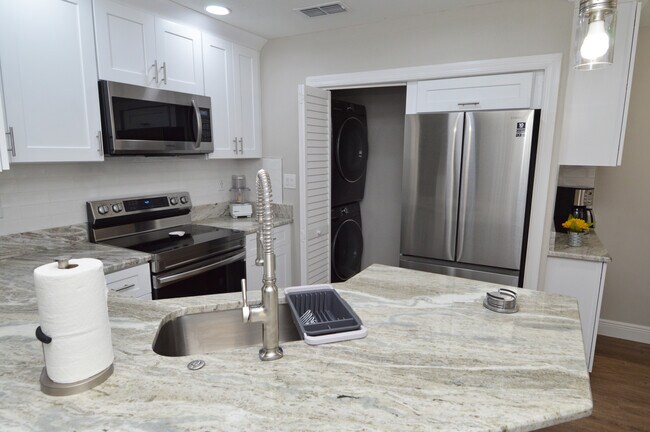 Foto del edificio - 8613 Mallard Reserve Dr