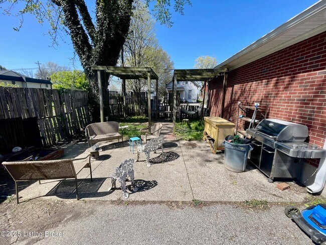 Foto del edificio - 816 Melford Ave