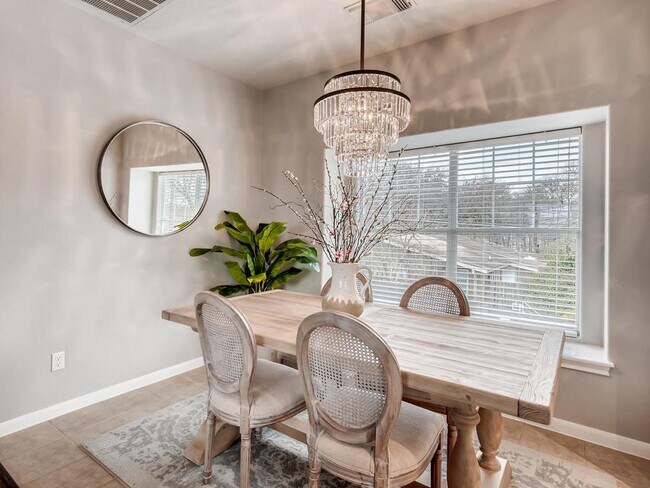Comedor - 2813 Saville Loop