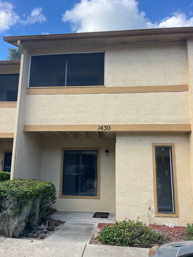 Primary Photo - For Rent-2-bedroom, 2.5-bathroom located i...