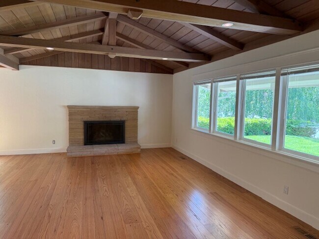 Foto del edificio - Beautiful updated single level Lafayette h...