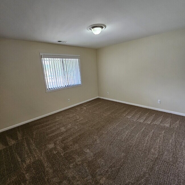Building Photo - Upper 2 Bedroom Unit with New Carpet and F...