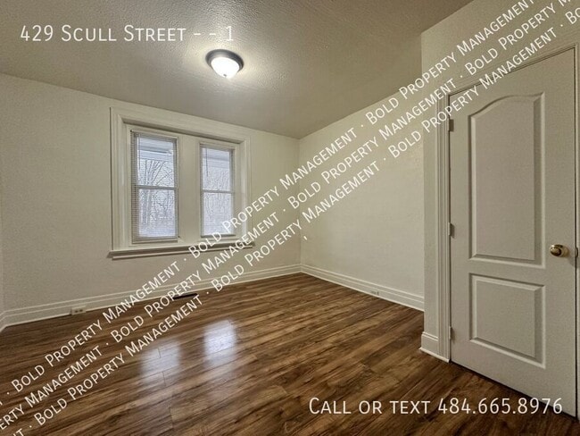 Building Photo - 429 Scull St