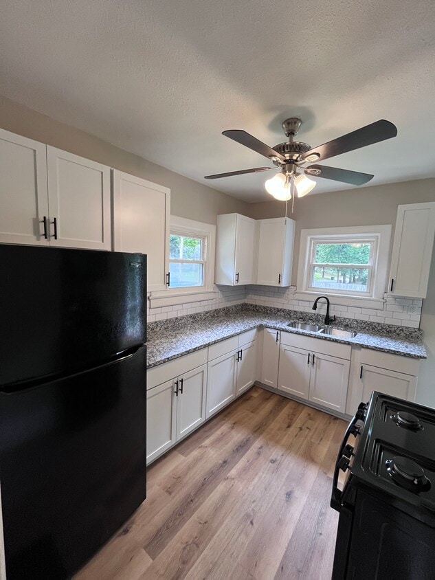 Kitchen - 2415 Lindbergh Dr