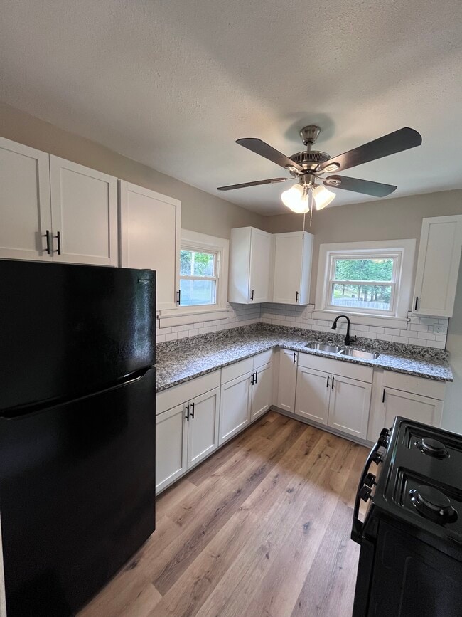 Building Photo - 2415 Lindbergh Dr