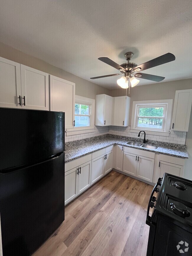 Harding Place Apartments for Rent with Hardwood Floors Louisville, KY