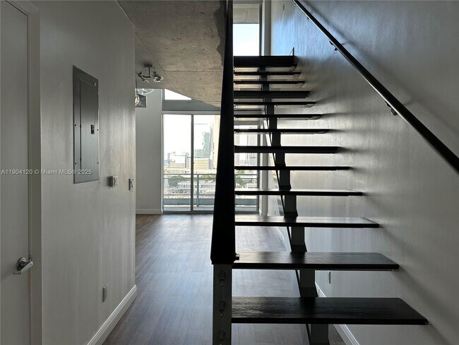 Foto del edificio - 690 SW 1st Ct