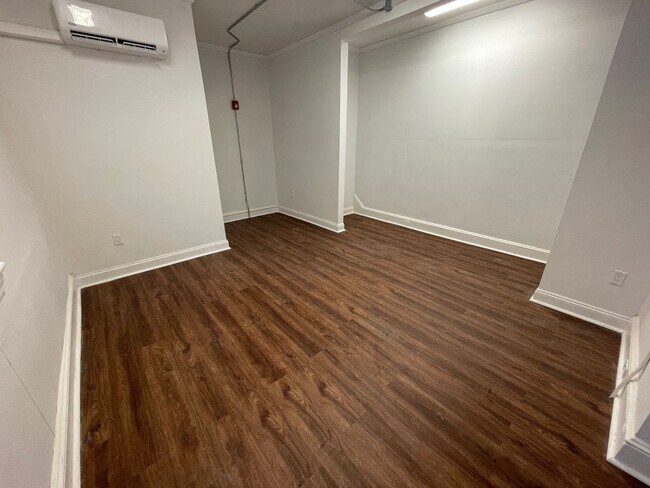 Foto del edificio - OFFICE SPACE AVAILABLE