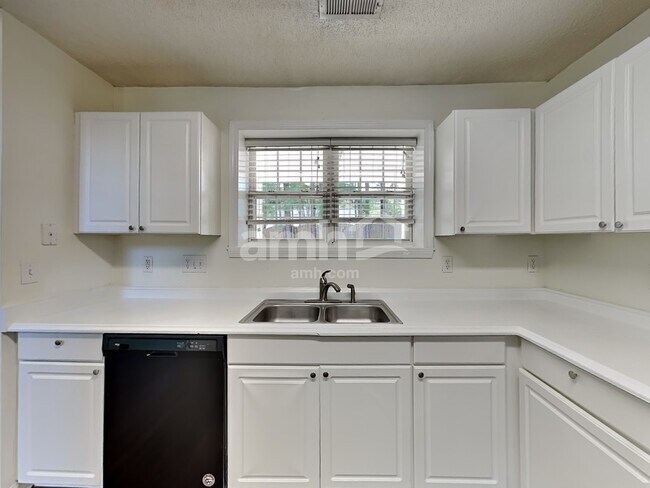 Building Photo - 125 Fairford Dr